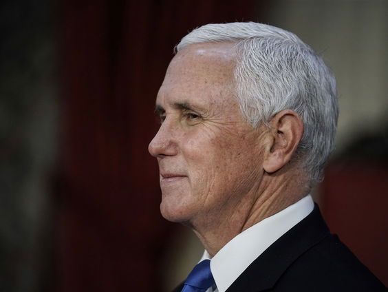 Ghostwriter Phil doet een boekje open over de boekendeal van Mike Pence