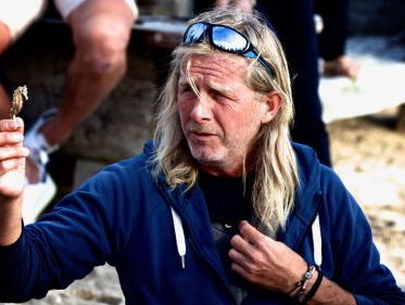 Zoeken op het strand naar mooie dingen