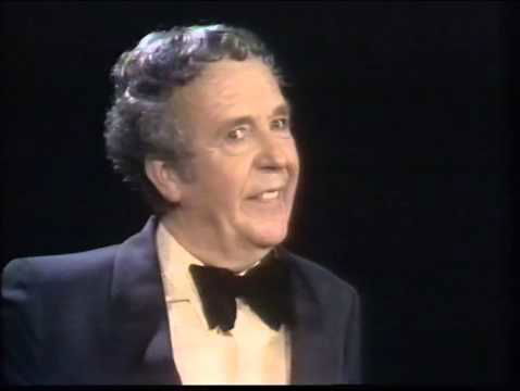 Carry Tefsen, Wieteke van Dort en Marjan Berk over de eerste oudejaarsconference van Wim Kan op televisie ...