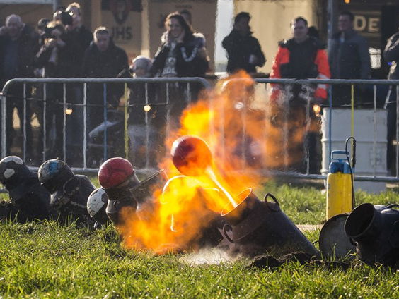 De knalbeleveving van oud en nieuw: carbidschieten