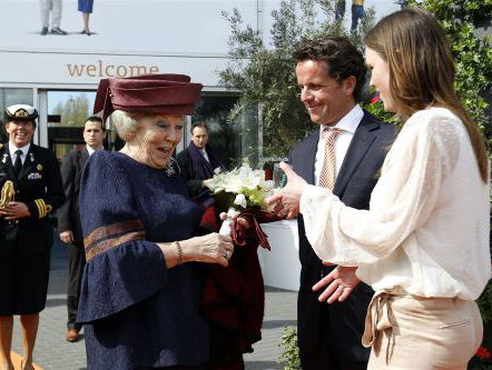 Beatrix onthult beeld George Maduro in Madurodam