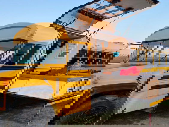 Bas en Charisa wonen met hun drie kinderen in een schoolbus!