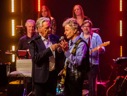 Jan v.d. Meij speelt de hit 'Make It Alone'