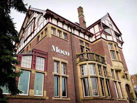 Feestje in de achtertuin van het Moco Museum