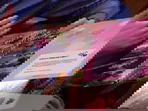 Maarten deelt gratis placemats uit tegen eenzaamheid