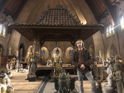 Kris Kras Kreugel in een Boedha-kerk