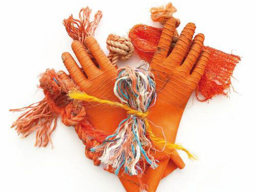 Ruth Nederveen maakt mooie dingen van troep op het strand