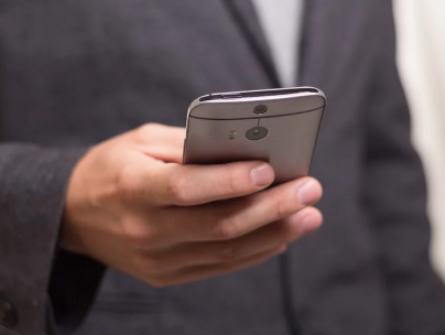 Israel gaat telefoons Corona-patienten volgen