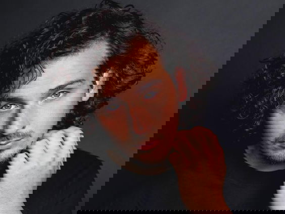 Nielson schuift aan om te praten over zijn nieuwe single 'Bliksem'