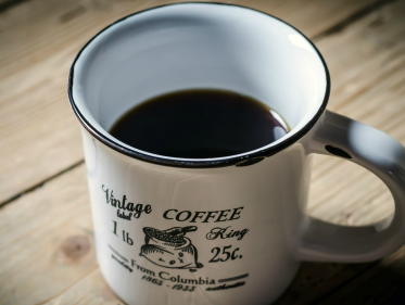 Vluchtelingen delen koffie uit op busstations