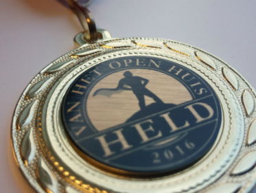 Rita Bode naaide al 3000 luistermuizen