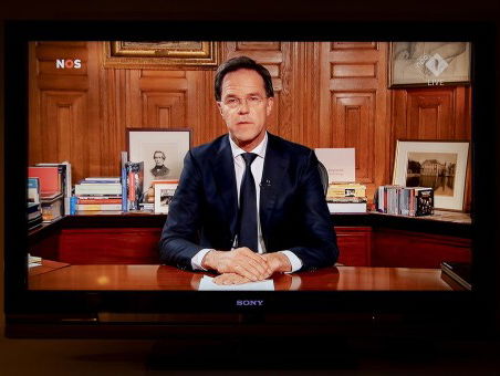 Welke cd's had Rutte op zijn bureau?