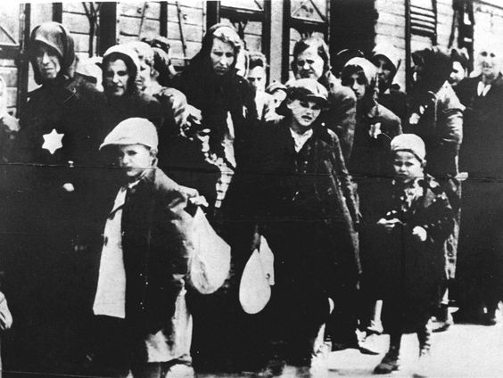 Nationaal Holocaust Museum krijgt unieke collectie persoonskaarten