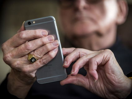 Kinderen moeten van smartphoneverslaving af, maar wij volwassenen dan?