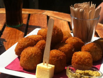 Een restaurant met 22 soorten bitterballen in Amsterdam