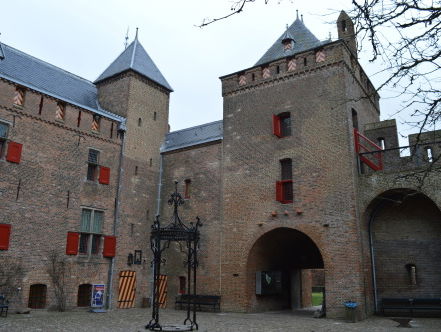 Floris V introduceerde met Muiderslot nieuwe krijgskundige snufjes