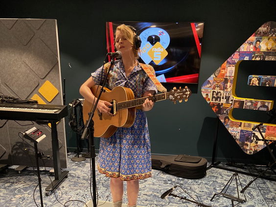Flevolandse Gitta de Ridder live in Thuis op 5