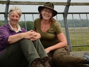 Martine Dubois op stap met collega boswachter Pauline Arends