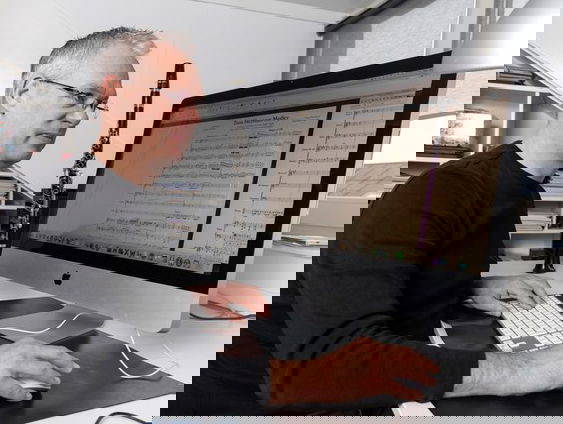 Roger Niese bewerkt muziekstukken waardoor kleinere gezelschappen ze kunnen spelen!