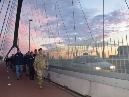 Elke avond loopt een veteraan de Sunset March in Nijmegen