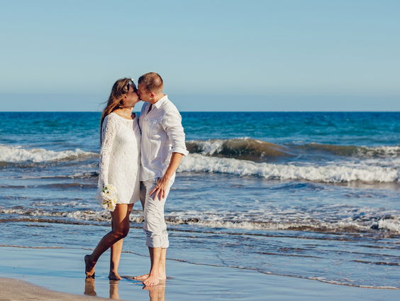 Ongetrouwd zoenen? Het mag vanaf nu