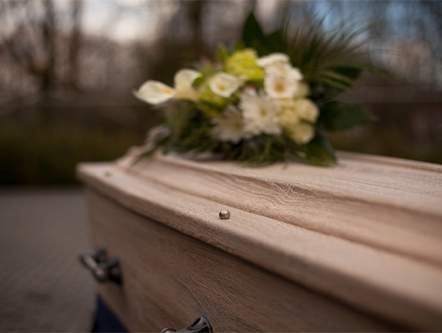 Yarden laat klanten bijbetalen voor uitvaart