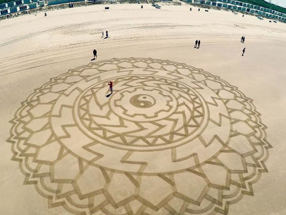 Tim Hoekstra is strandkunstenaar en maakt indrukwekkende kunstwerken in het zand!