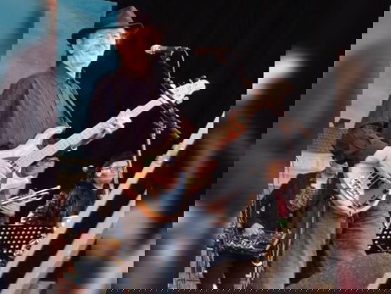 Willem bassist van Normaal zet de fles aan de kant, dat en meer in 'Ik blief altied Normaal'!