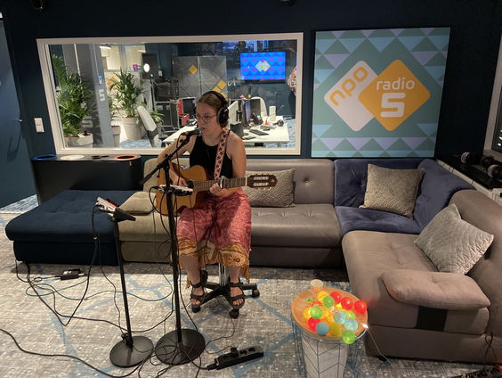 Singer songwriter Femke Bun uit Hulst live in Thuis op 5