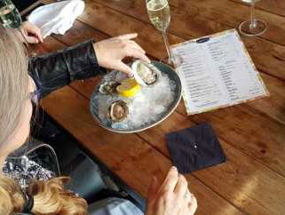 Karin de Winter vindt parel in oester: De meesten laten 'm zo naar binnen glijden