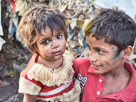 Armen India krijgen hardste klappen