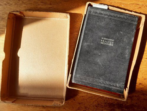 Bijbel na 75 jaar herenigd met nabestaande