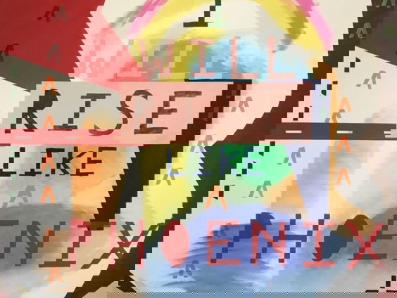 Kim van Norren maakt schilderijen geïnspireerd op Songfestivalliedjes