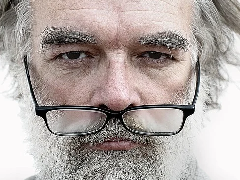 De oude man en zijn bril