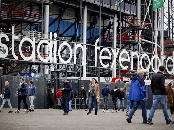 Zingende buschauffeurs maken een lied om Feyenoord supporters hart onder de riem te steken