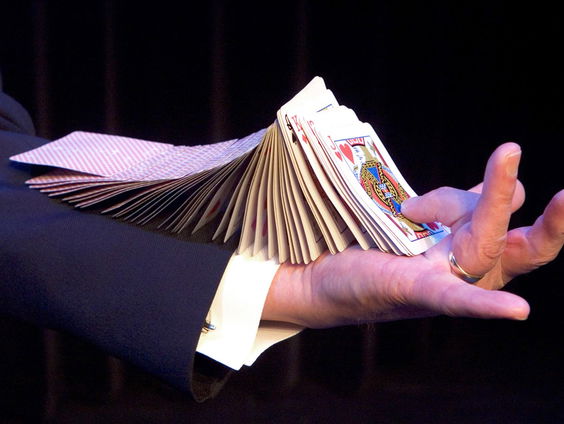 Goochelaar bedenkt manier om alsnog op te treden!