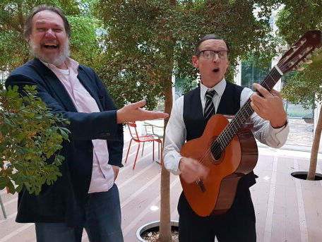 De zingende broeder zingt Willy Derby