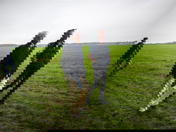 Hans Wiegel slaat eerste paal wolvenhek