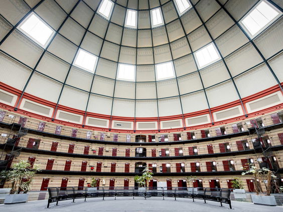 Hé, psst...koepelgevangenisje kopen?