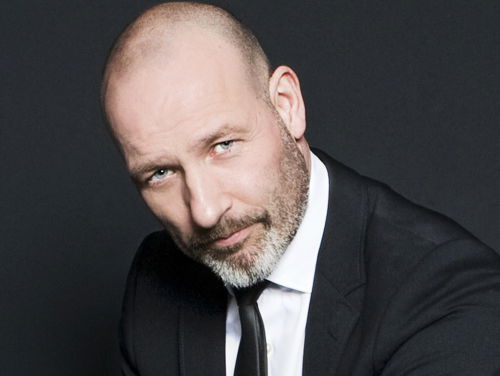 Provincie-artiest Eddy Zoëy speelt de pannen van het dak