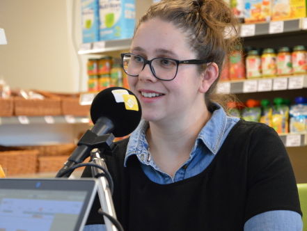 Nikki Westerhof begeleidt de medewerkers van de supermarkt