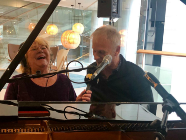 Cor Bakker geeft Tineke pianoles