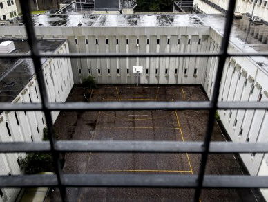 Gevangenenbewaarder vlogt op social media