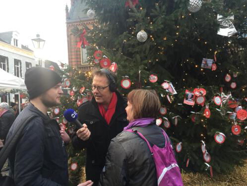 moeder Janny en zoon Lorenzo bij Joris' Kerstboom
