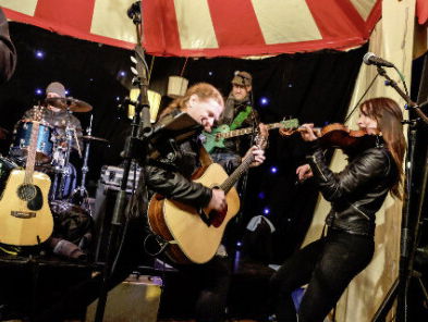 Folkband Acting the Maggot gaat naar China. Zanger gitarist Maarten de Gans vertelt