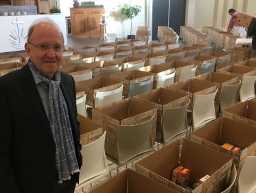 Joris deelt kerstpakketten uit