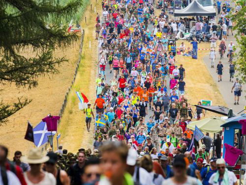 Geëmotioneerde Ruud van Hooijdonk loopt écht voor de laatste keer de Vierdaagse
