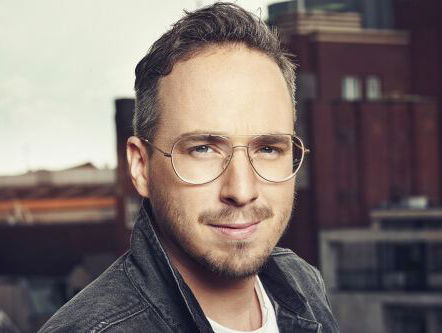 NPO Radio 2-collega Frank van 't Hof loopt de Nijmeegse Vierdaagse