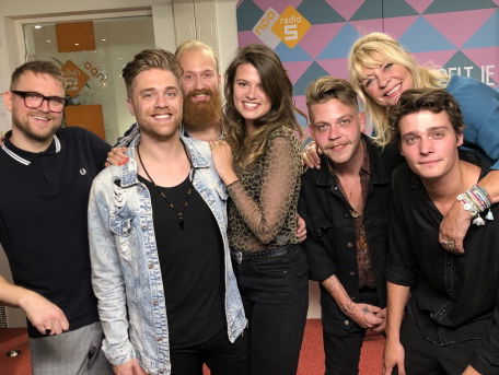 Zangers Suzy V is te gast in De MAX!