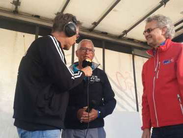 Grote glimlachen bij het eindbedrag